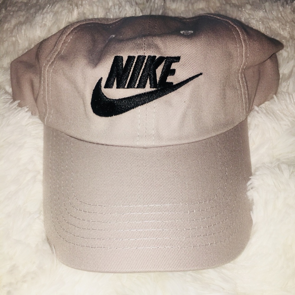 Gray Nike Baseball Cap 🧢